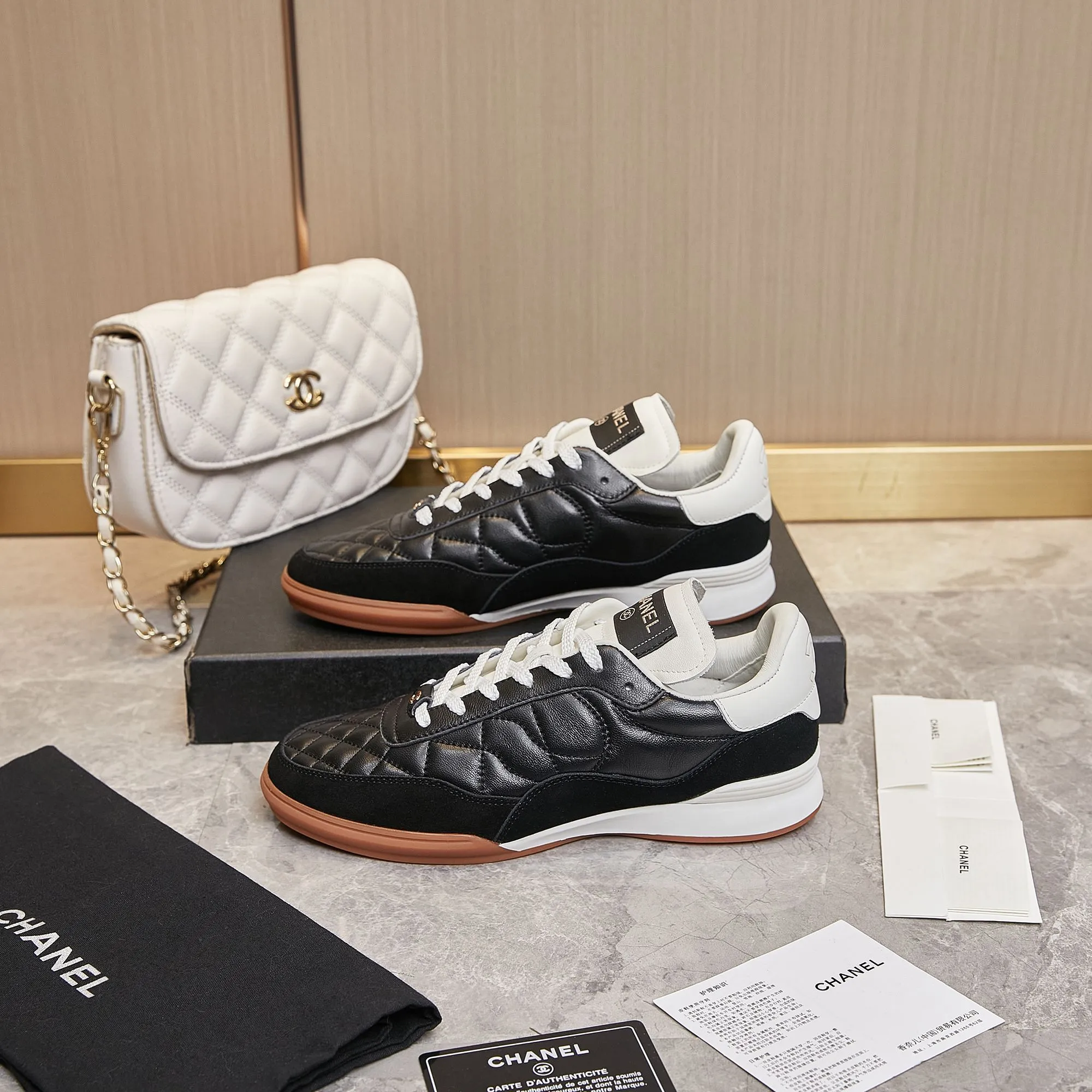 👟👟Ex-factory price 560👟👟 Chanel Chanel - 2024 counter top casual sports shoes This classic design; the upper is electro-embroidered with a variety of techniques; the outsole is fashionable and sporty; it is unusual to incorporate a variety of color matching elements... The diversified mix and match is very beautiful and versatile, casual, fashionable, sports and outdoor can be taken into account... ꫛꫀꪝ Go➫ Material: ❶Upper is made of: Original imported mixed-breed sheep ❷Inside made of: original imported breathable sheepskin ❸Outsole based on: original TPU outsole Full set of boutique packaging for women 35–41